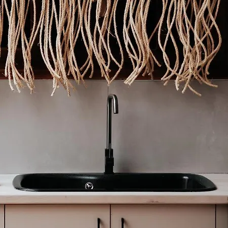 Krinides And Attics アパート